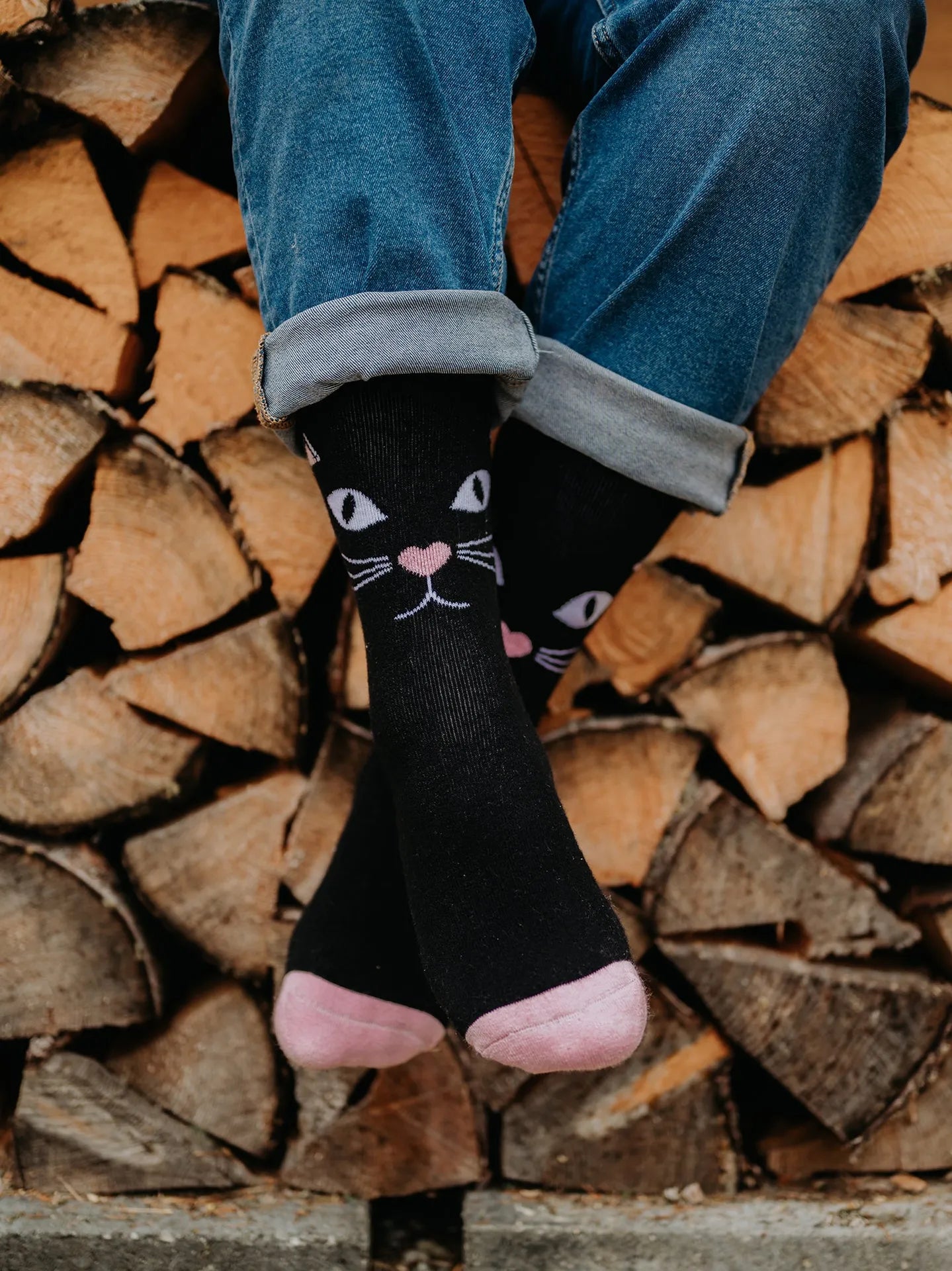 warm-socks-cats-gaze-75/75eabbf8810d05587357be55db576c7c6e120e94