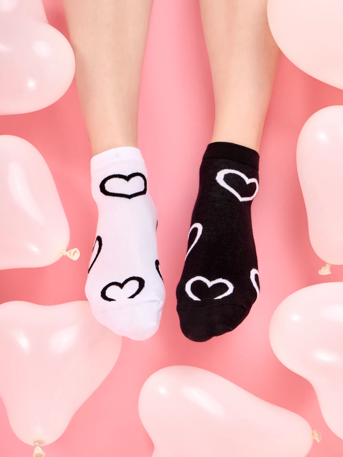 ankle-socks-black-white-hearts-02-8b/8b9cef402cd0e730230c5e74ee2546ee5f376d82