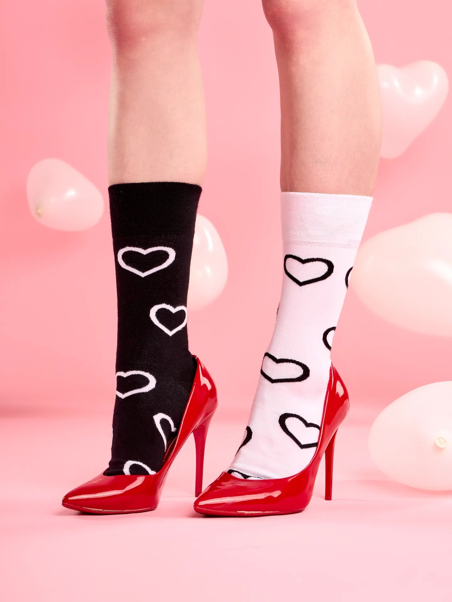 bamboo-regular-socks-black-white-hearts-02-ea/eaa6ad233240fcf28eec4951cb113148fe74689c